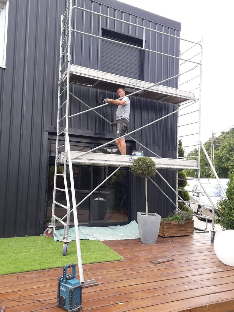 Préparation et mise en peinture sur bardage métallique..